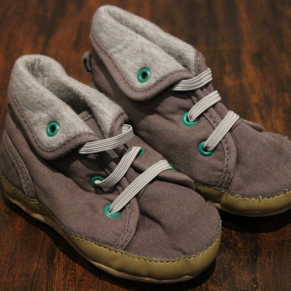 3/$20 🏷 Gymboree Soft Sneakers Size 4 - Picture 2 of 3